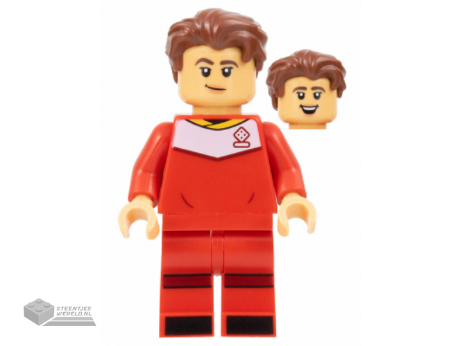 idea137 – Voetbalster, vrouw, rood tenue, lichtbruine huid, roodbruin golvend haar