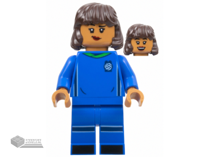 idea130 – Voetbalster, vrouw, blauw tenue, medium nougatkleurige huid, donkerbruin haar